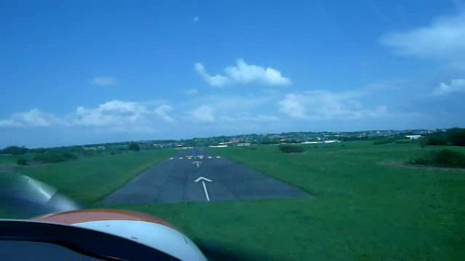 Touch and go à Flers Saint Paul (LFOG) en Aquila AT01.